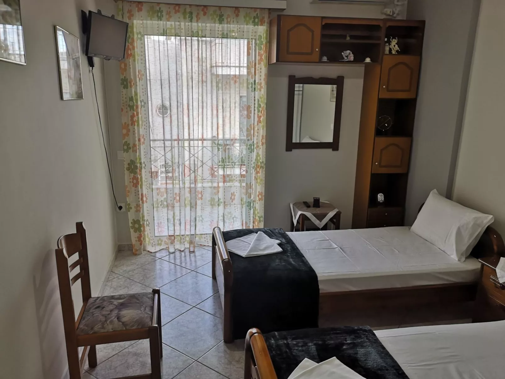 Mit Blick auf das Wasser-Inside