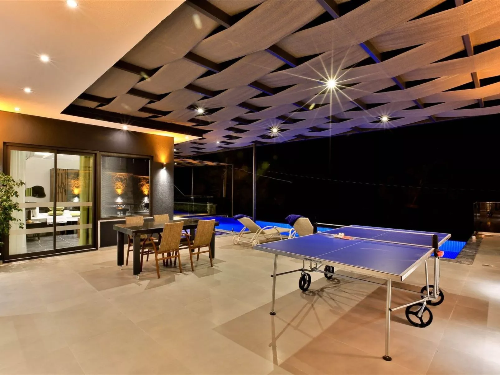 Mediterranean 1-Drinnen