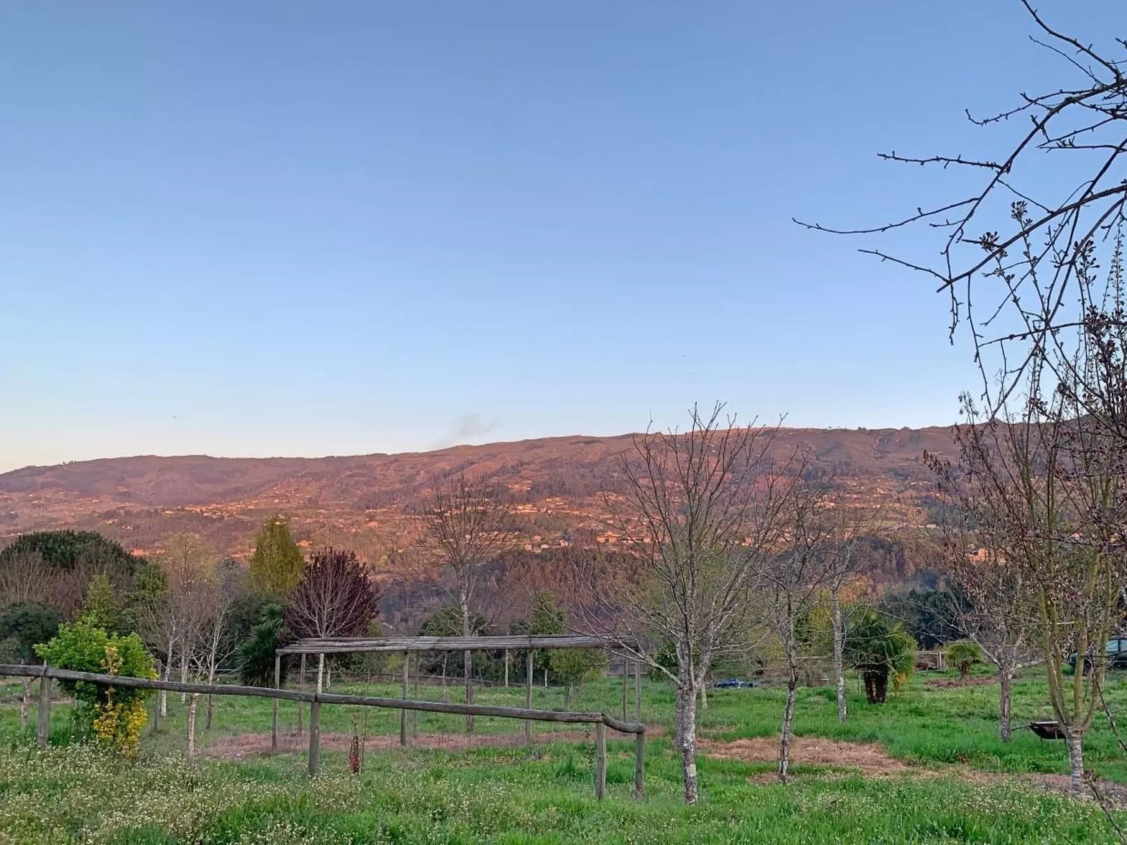 Mit Blick auf das Wasser-Dehors