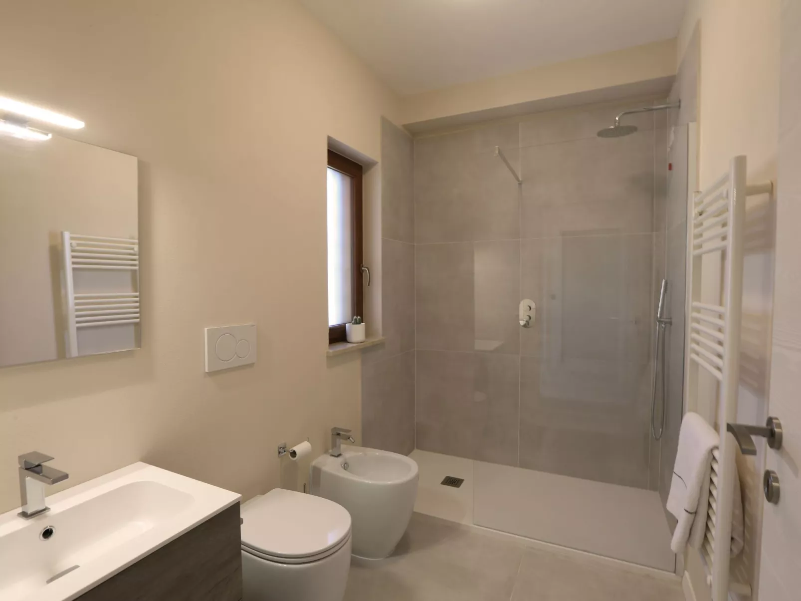 Neue Wohnung mit 2 Zimmern, Veranda und Pool-Drinnen