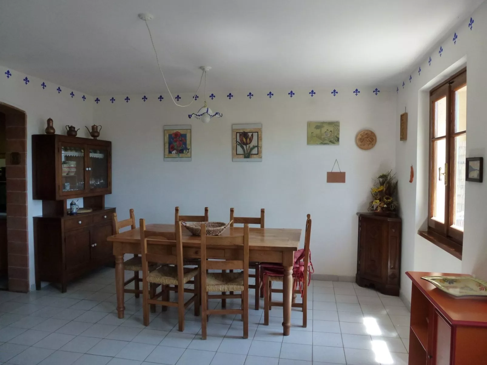 Mit Blick auf das Wasser-Dedans