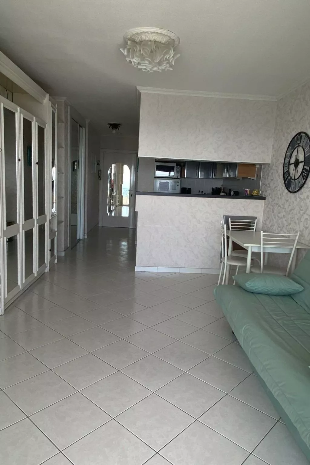 Studio-Apartment mit Blick auf das Wasser-Drinnen