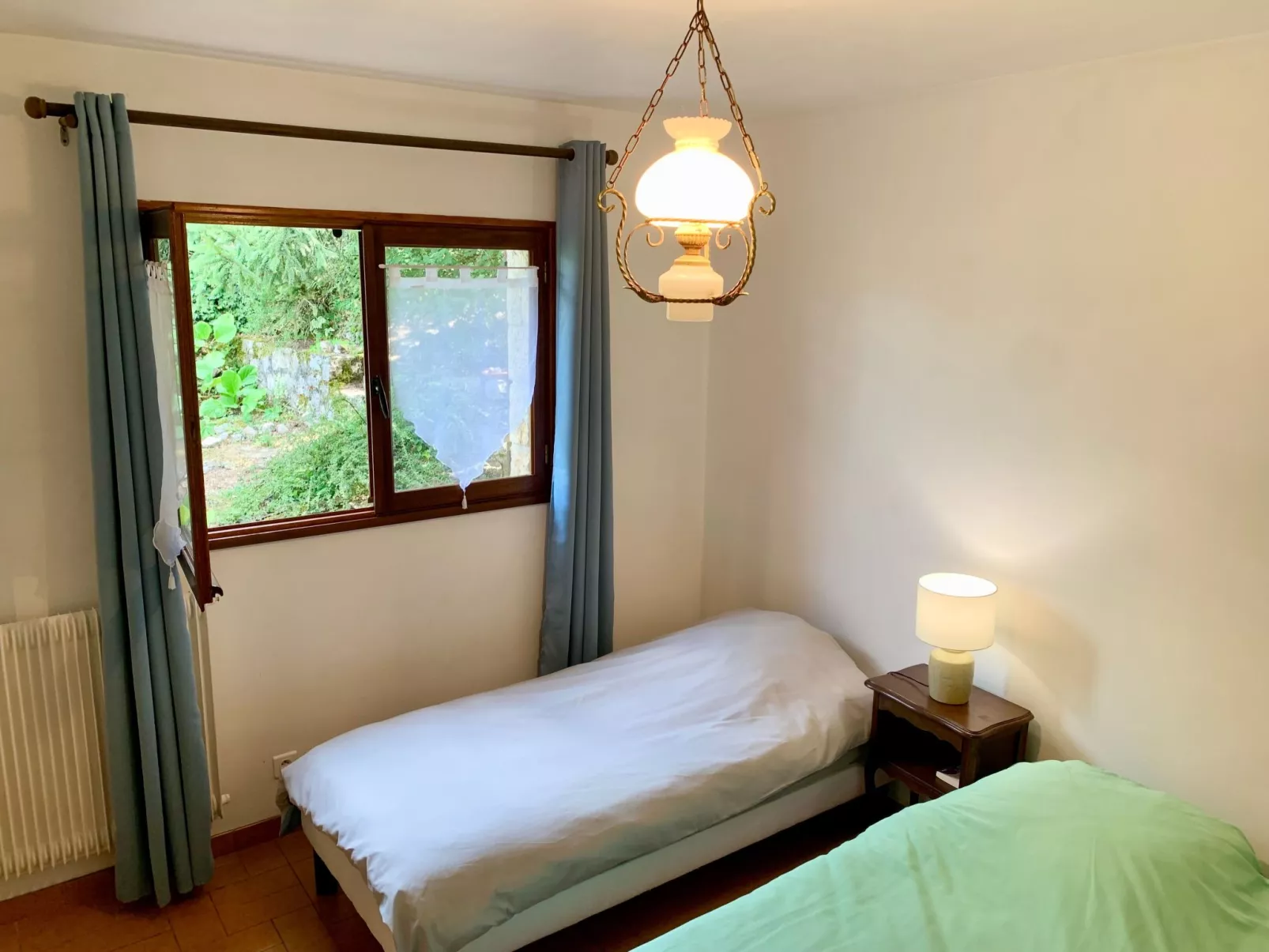 Steinhaus Garten und Blick auf die Berge-Inside