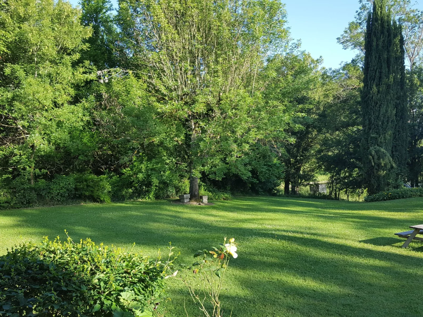 Der Pavillon - im Park des Schlosses Lescaut-Draußen