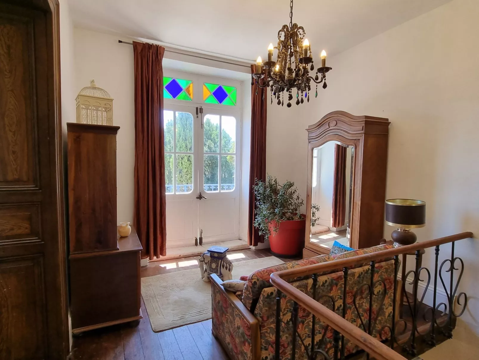 8-Zimmer-Schloss mit Pool und eigenem Park-Drinnen