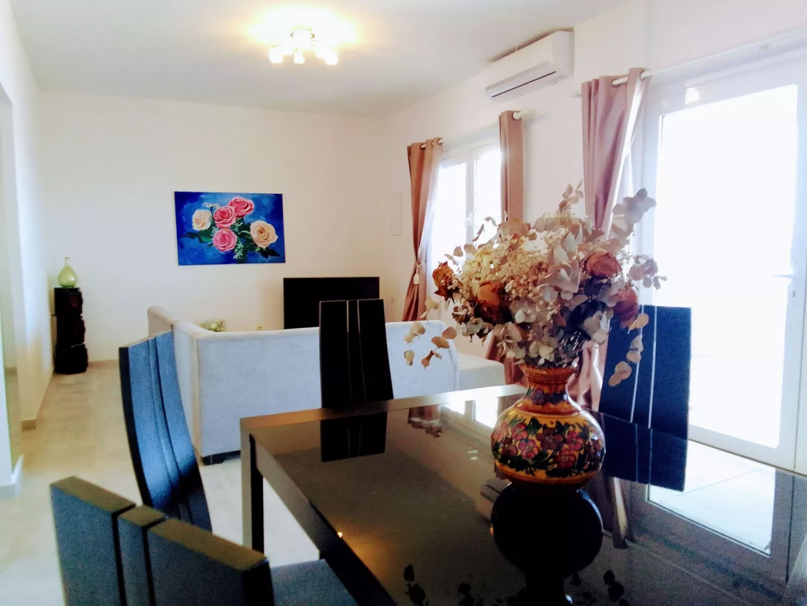 Charmantes Ferienhaus in Ia mit Privater Terrasse-Inside