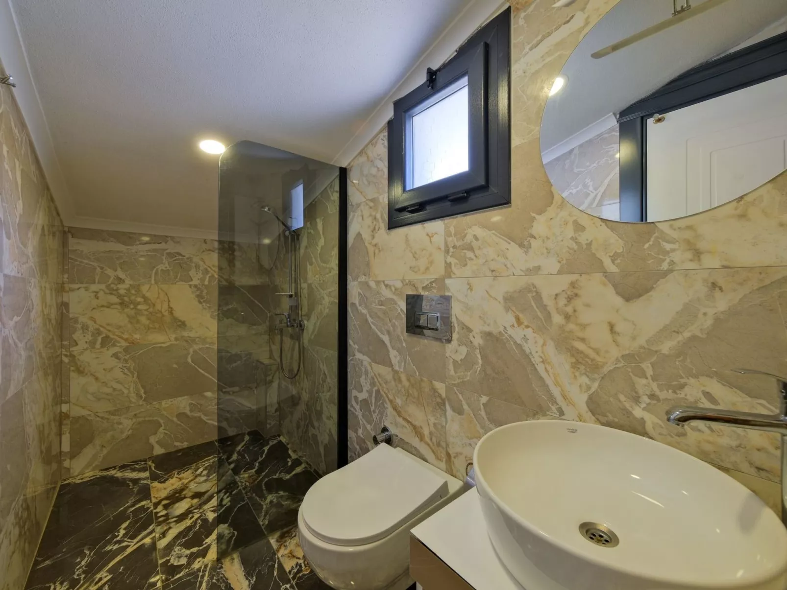 In Ölüdeniz für 8 P-Drinnen