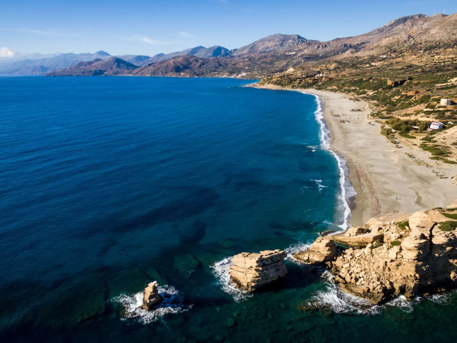 Küstenvilla mit Pool in der Nähe eines ruhigen Sandstrandes-Draußen