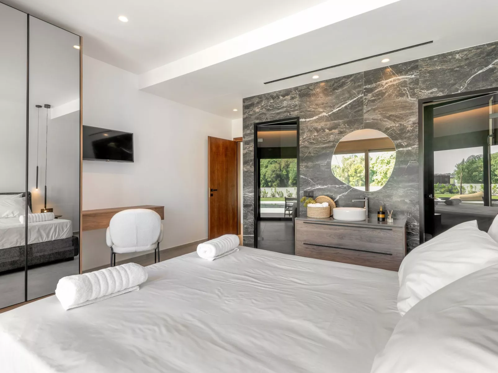 Emerald Estate-Drinnen