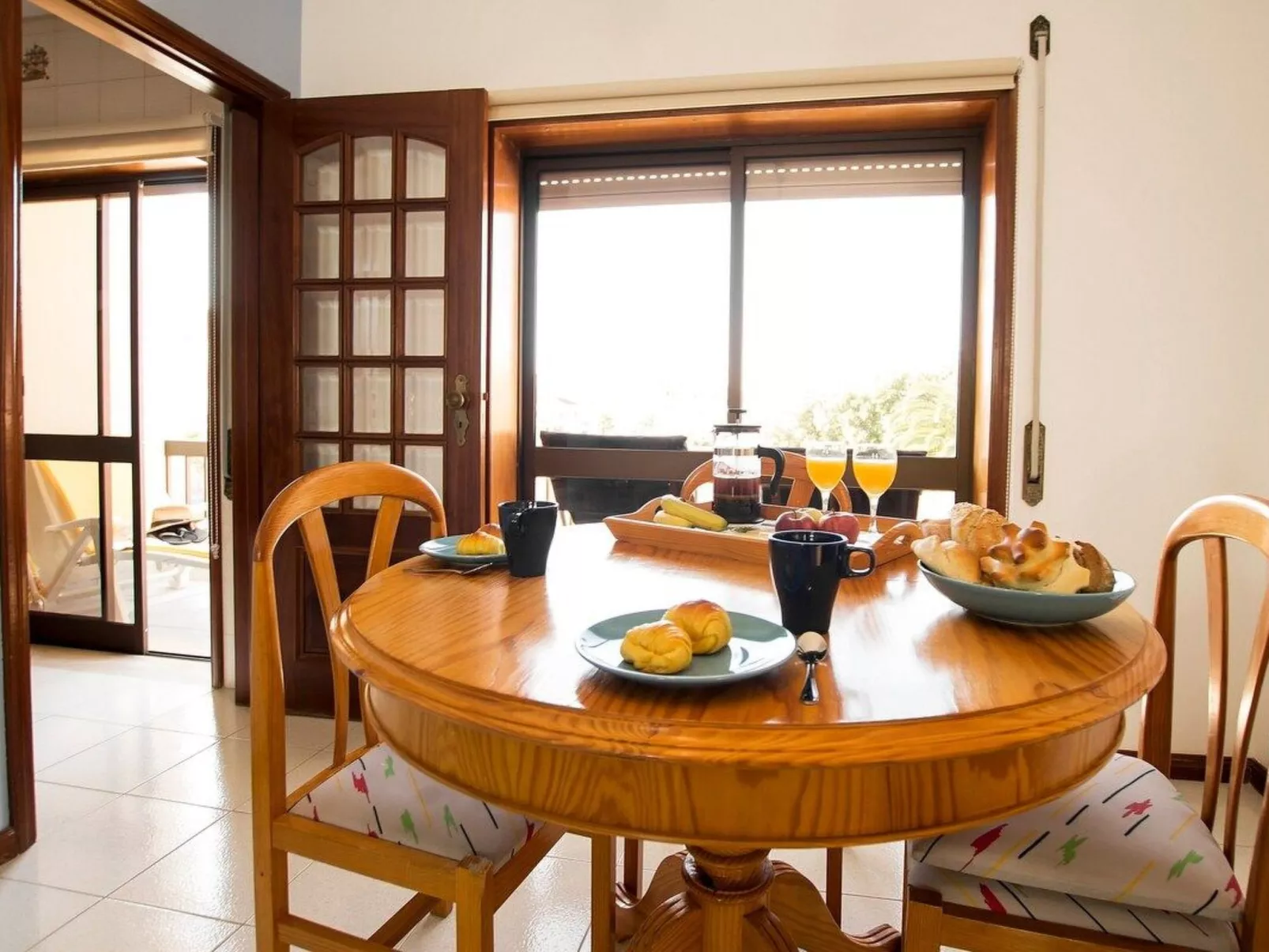 Haus der Scheinwerfer mit freier Garage-Inside