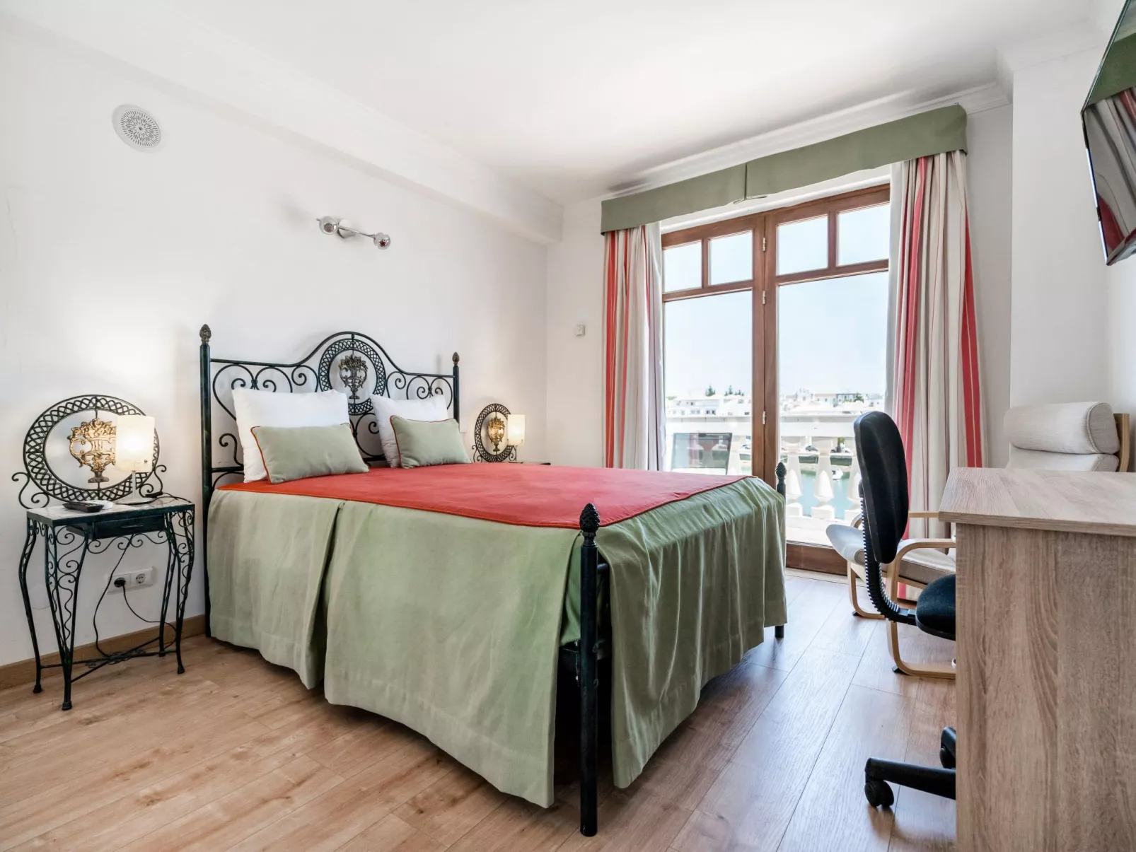 Haus am Flussufer-Drinnen