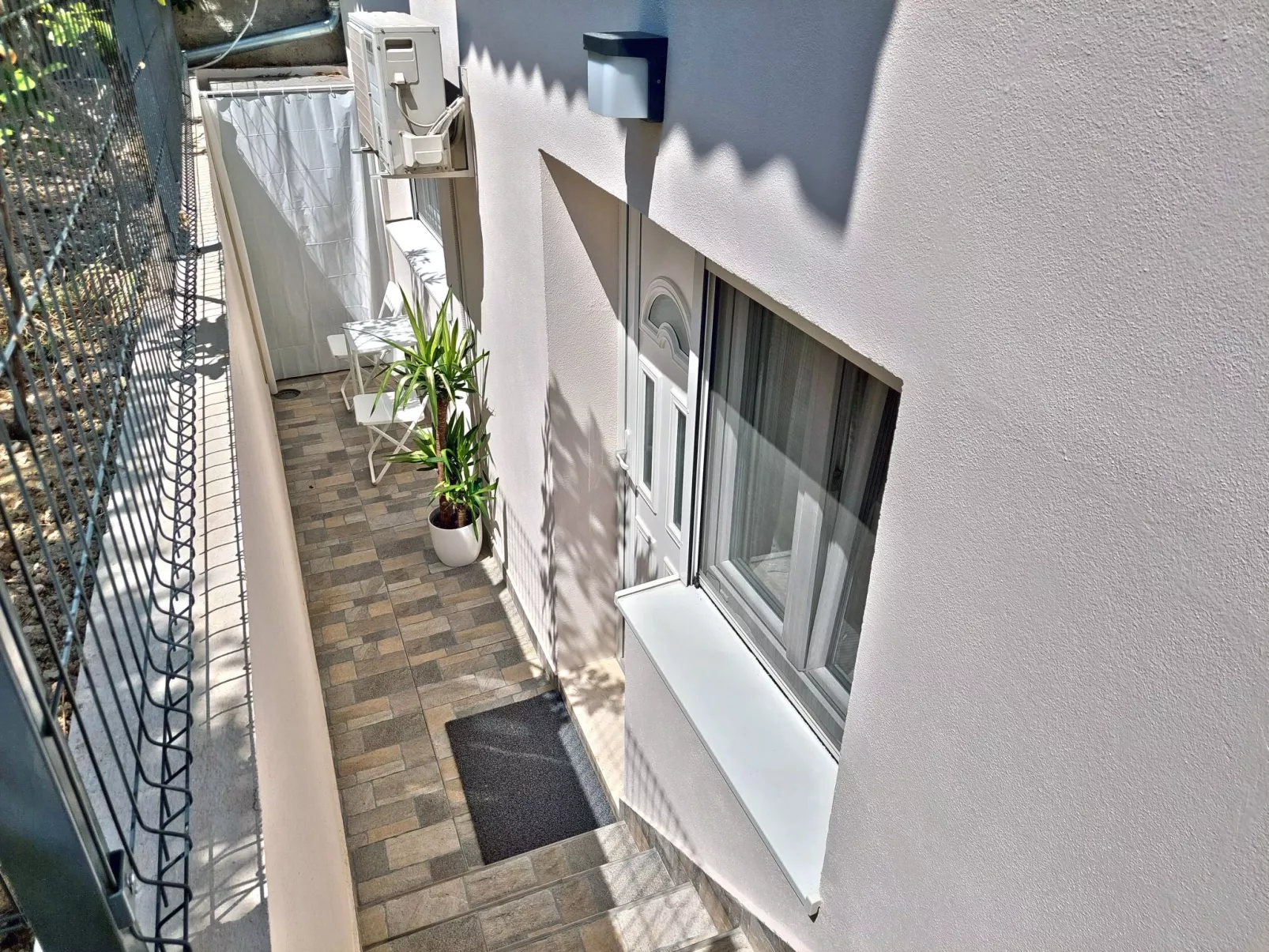 Sonniger Rückzugsort mit Privatparkplatz-Drinnen