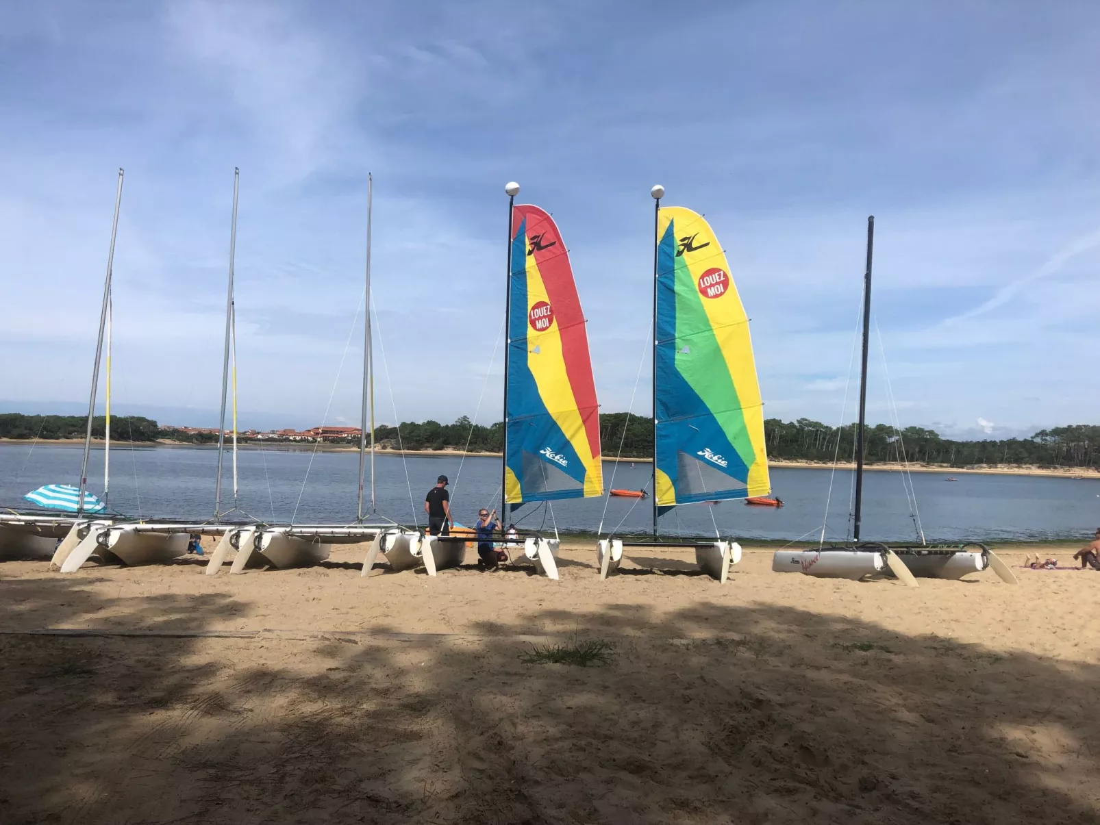 Hübsches kleines Haus in ruhiger Lage in einer baumbestandenen Residenz mit beh-Draußen