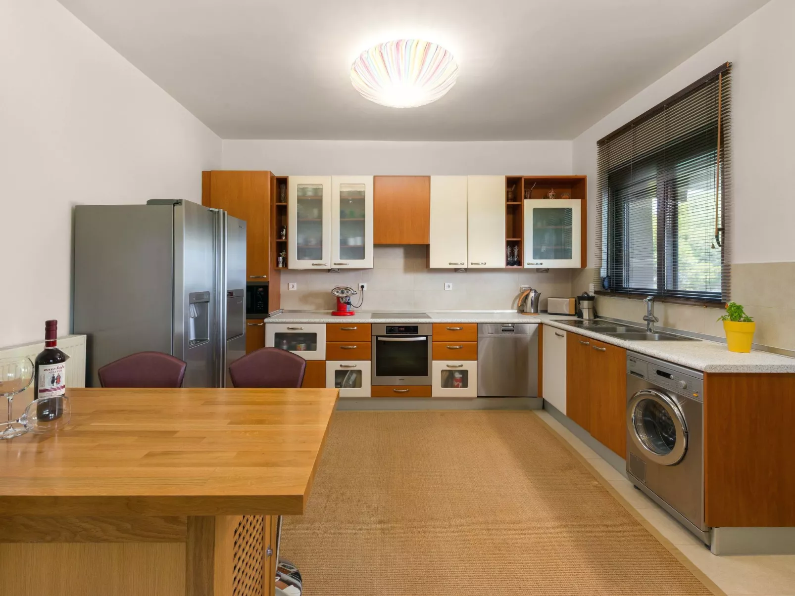 In Sgourou mit Parkplatz, Blick ins Grüne-Dedans