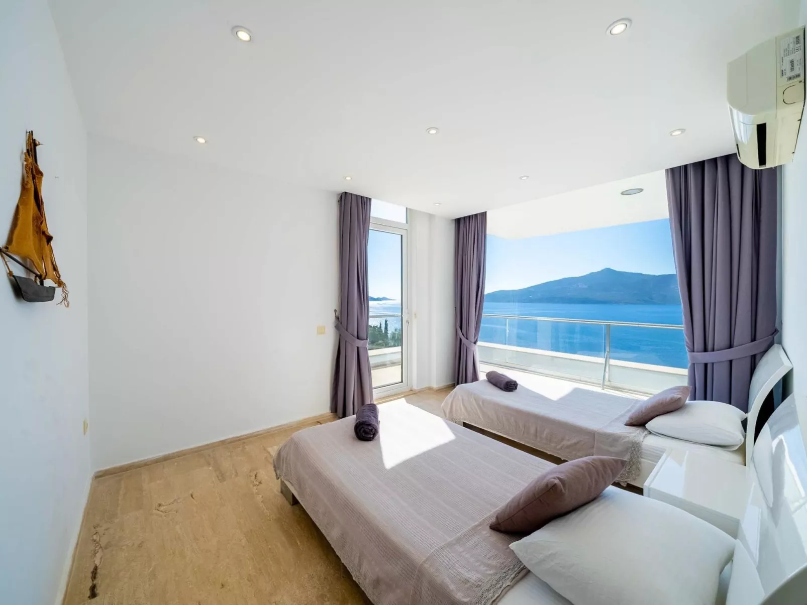 Große Villa direkt am Meer mit Infinitypool-Drinnen