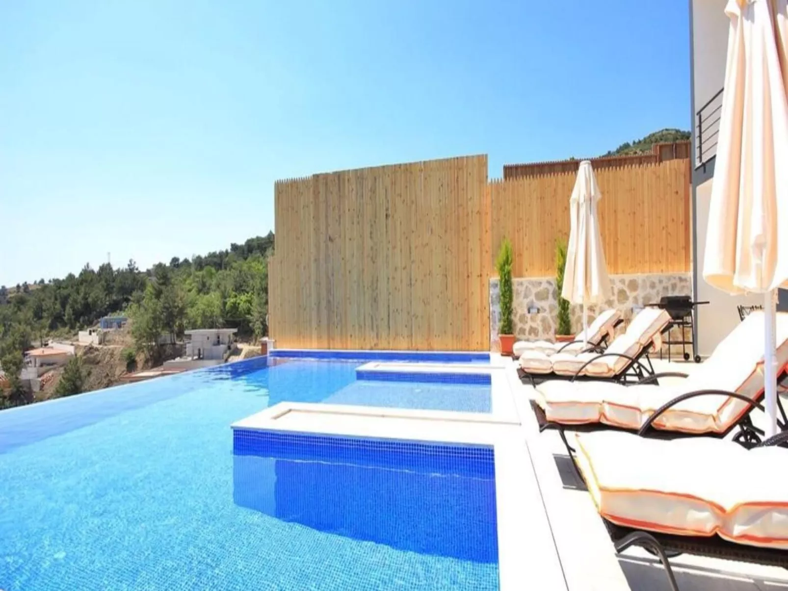 Villa mit Blick auf das Tal-Image-tags.info