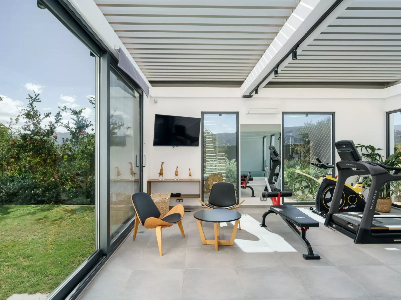 Lux-Villa mit Innen- und Außenpool, BBQ und Fitnessraum-Inside