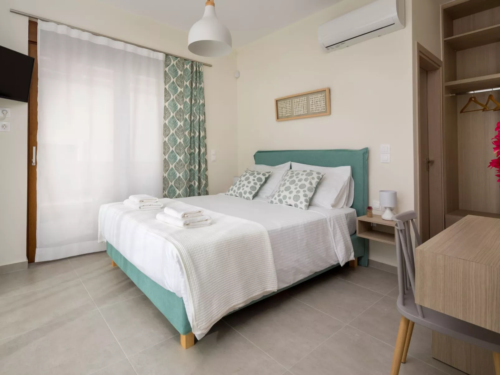 Haus in Agia Marina mit Außenpool-Image-tags.info