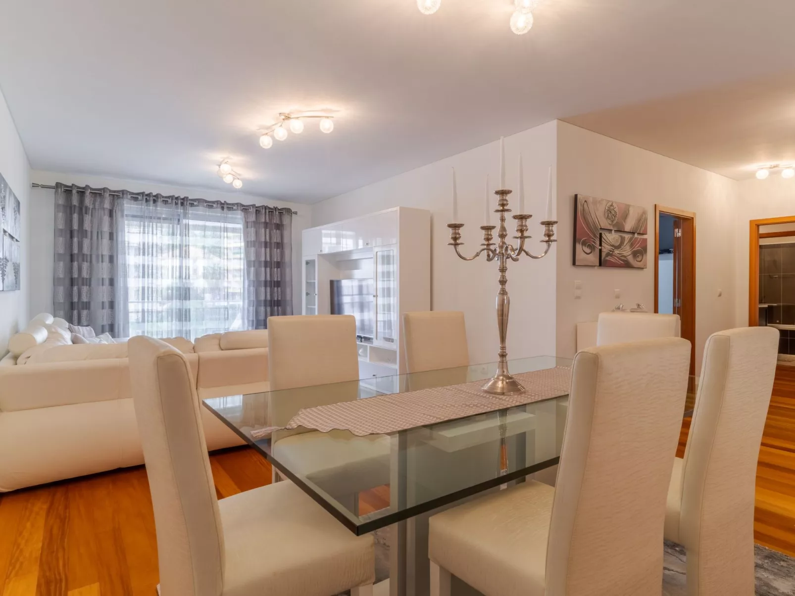 Mit gemeinschaftlichem Pool-Inside