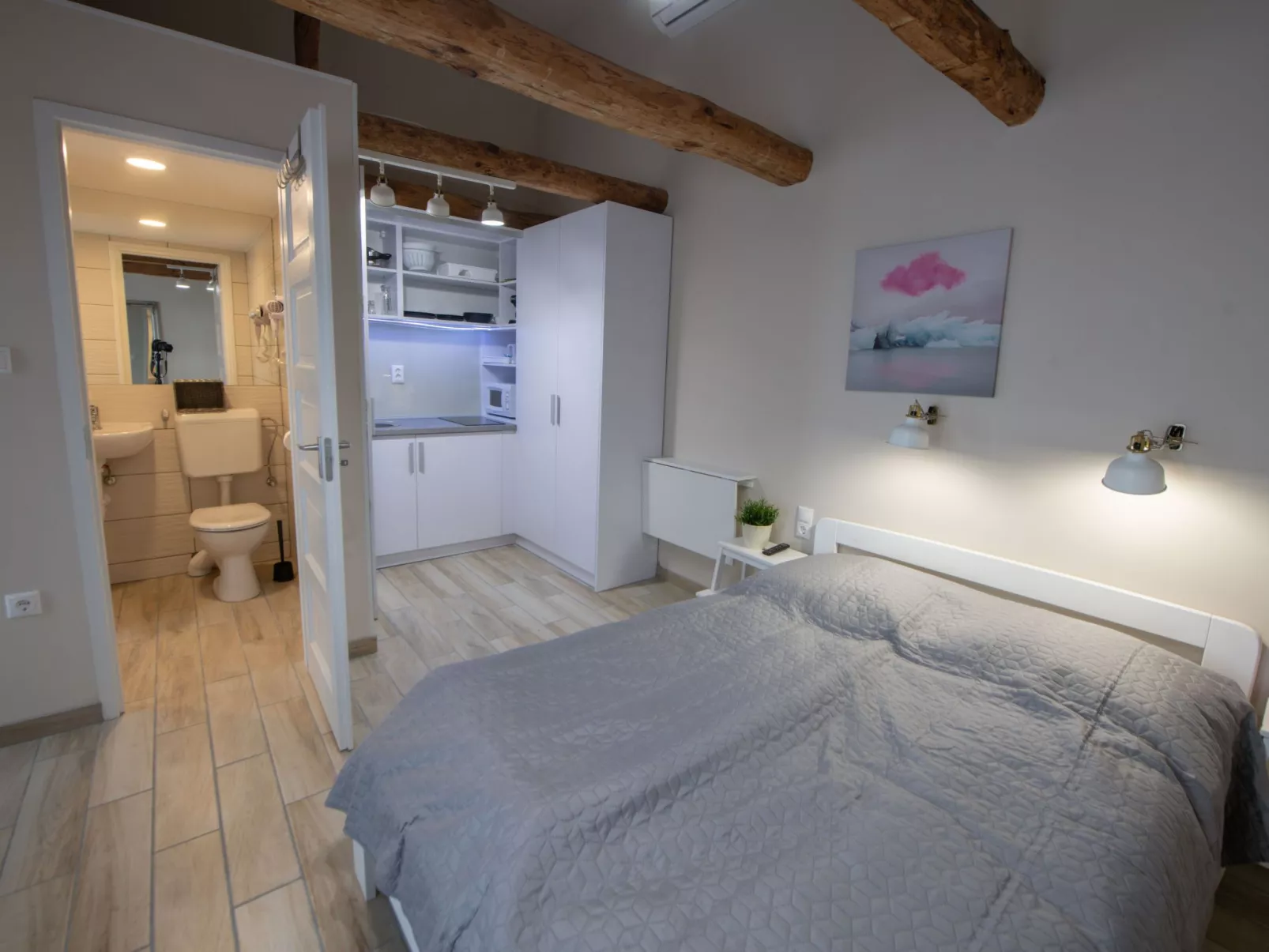 Charmantes Appartement Caesar mit Terrasse-Drinnen