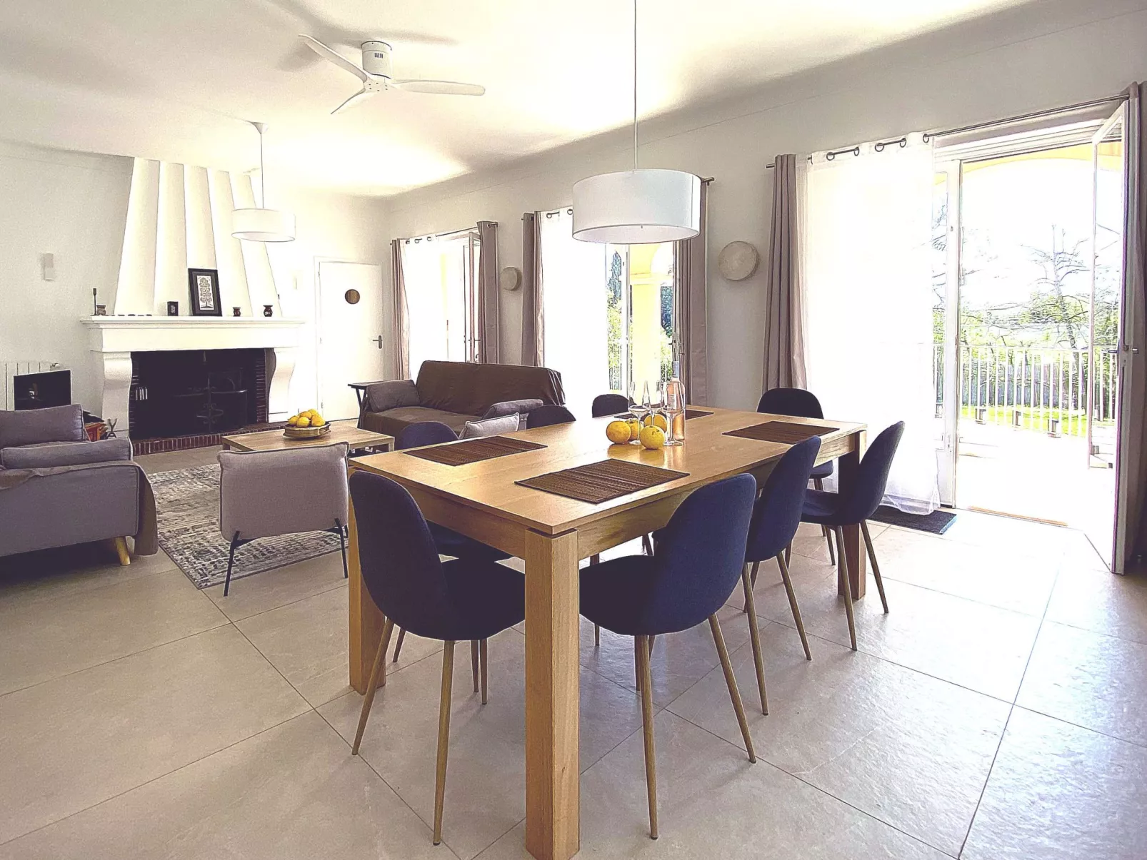 Geräumige und elegante Villa mit großem Garten, Swimmingpool und 3 Schlafzimmer-Inside