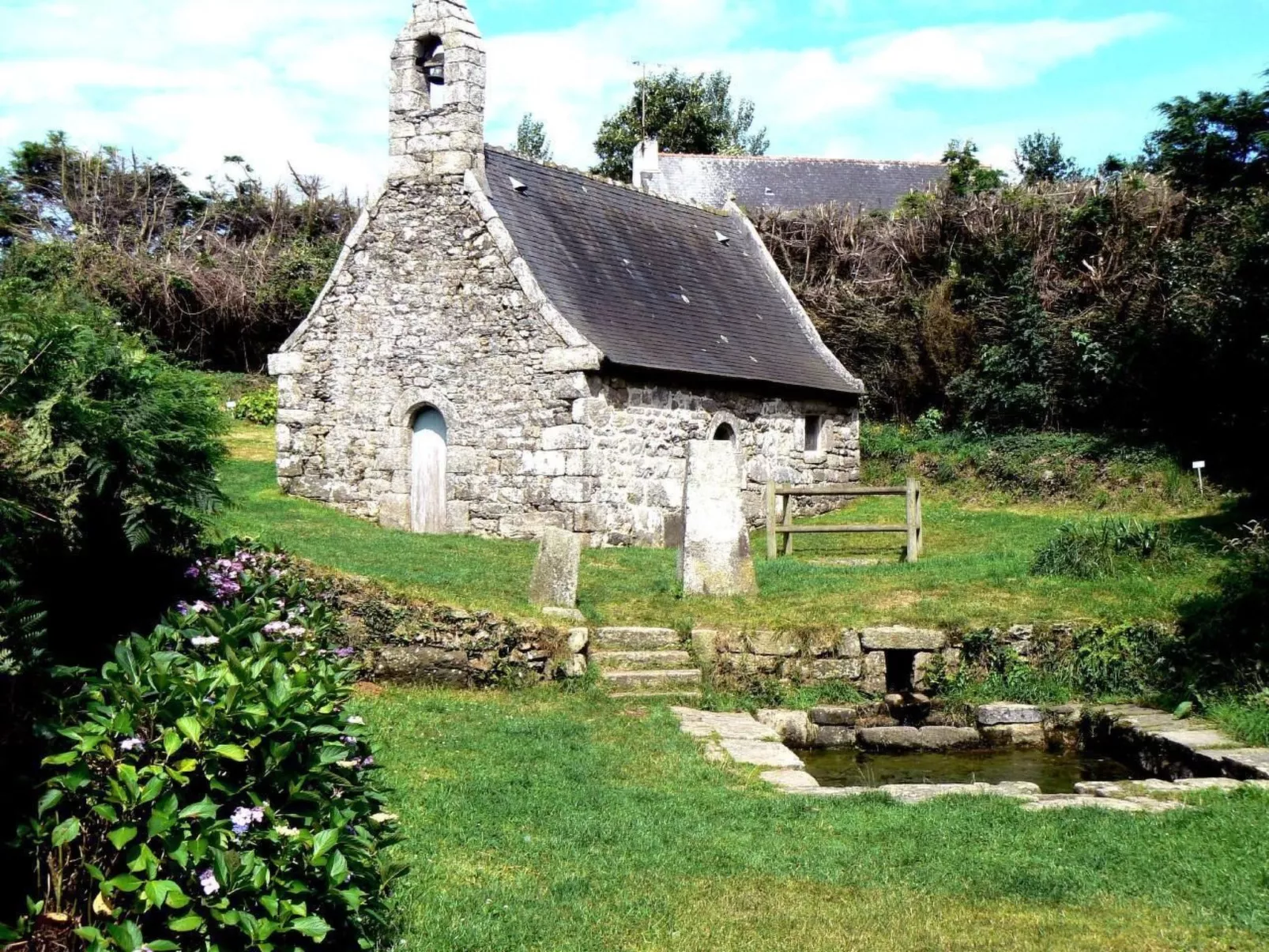 Küstennahes, bretonisches Ferienhaus mit Kamin-Dedans