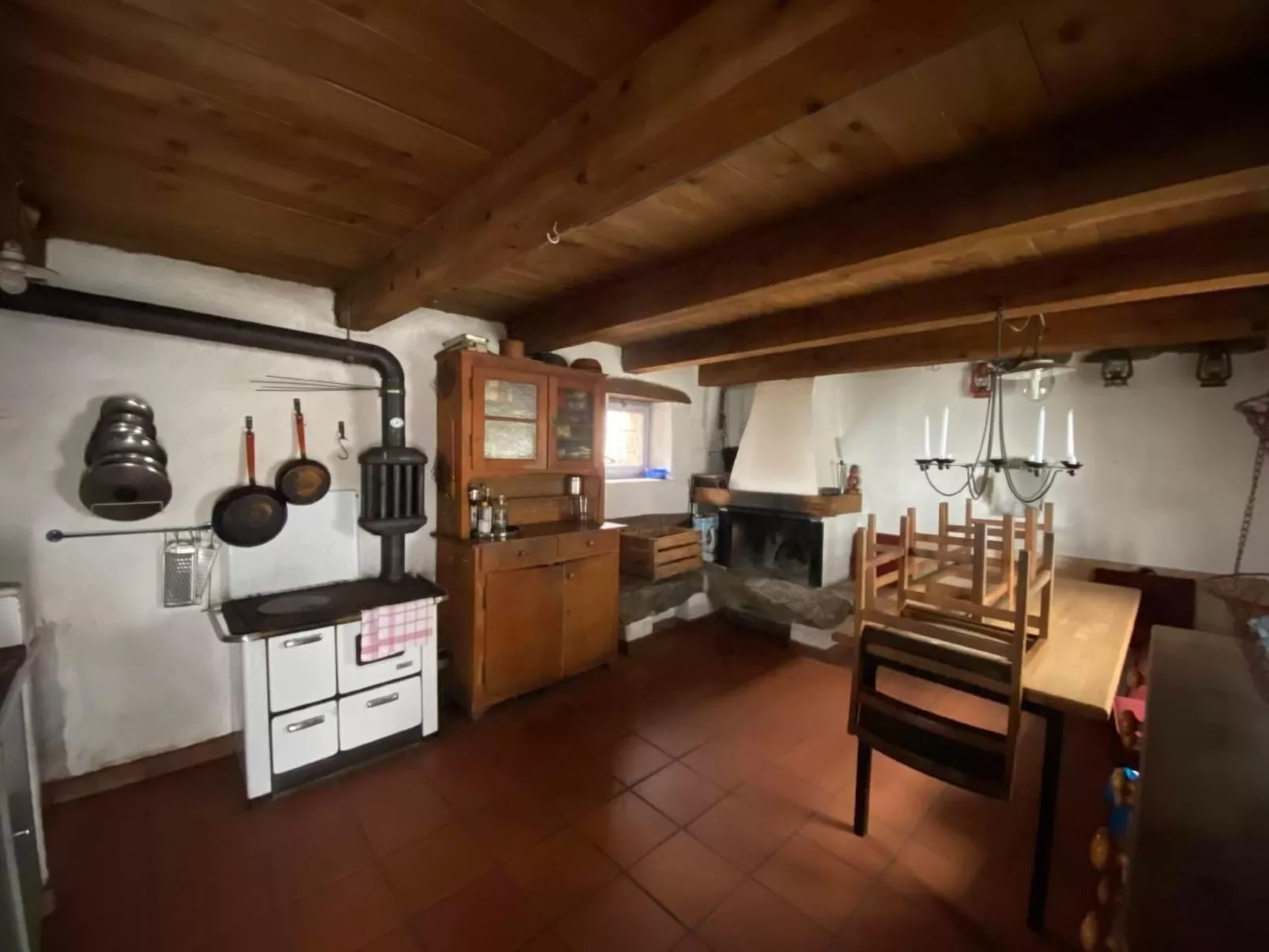 Typisches Tessiner Landleben im Centovalli-Drinnen