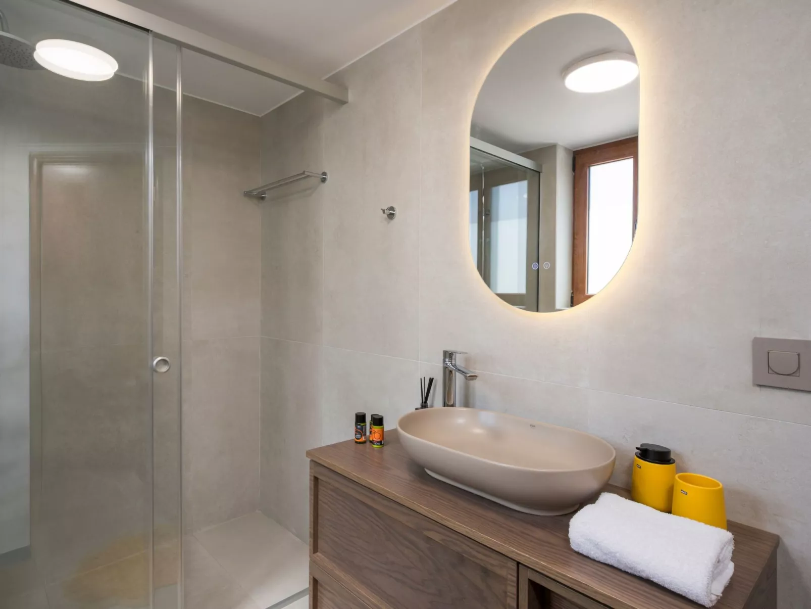 Villa mit Seeblick und Pool in der Nähe von Restaurants-Image-tags.info