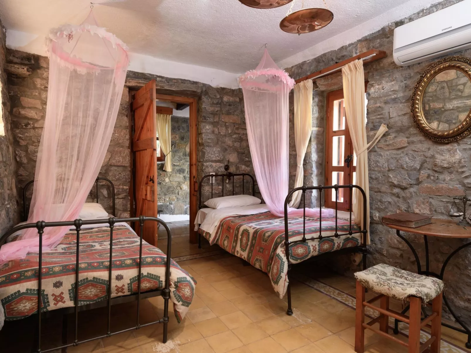 Kretisches Steinhaus mit Gemeinschaftspool-Dedans