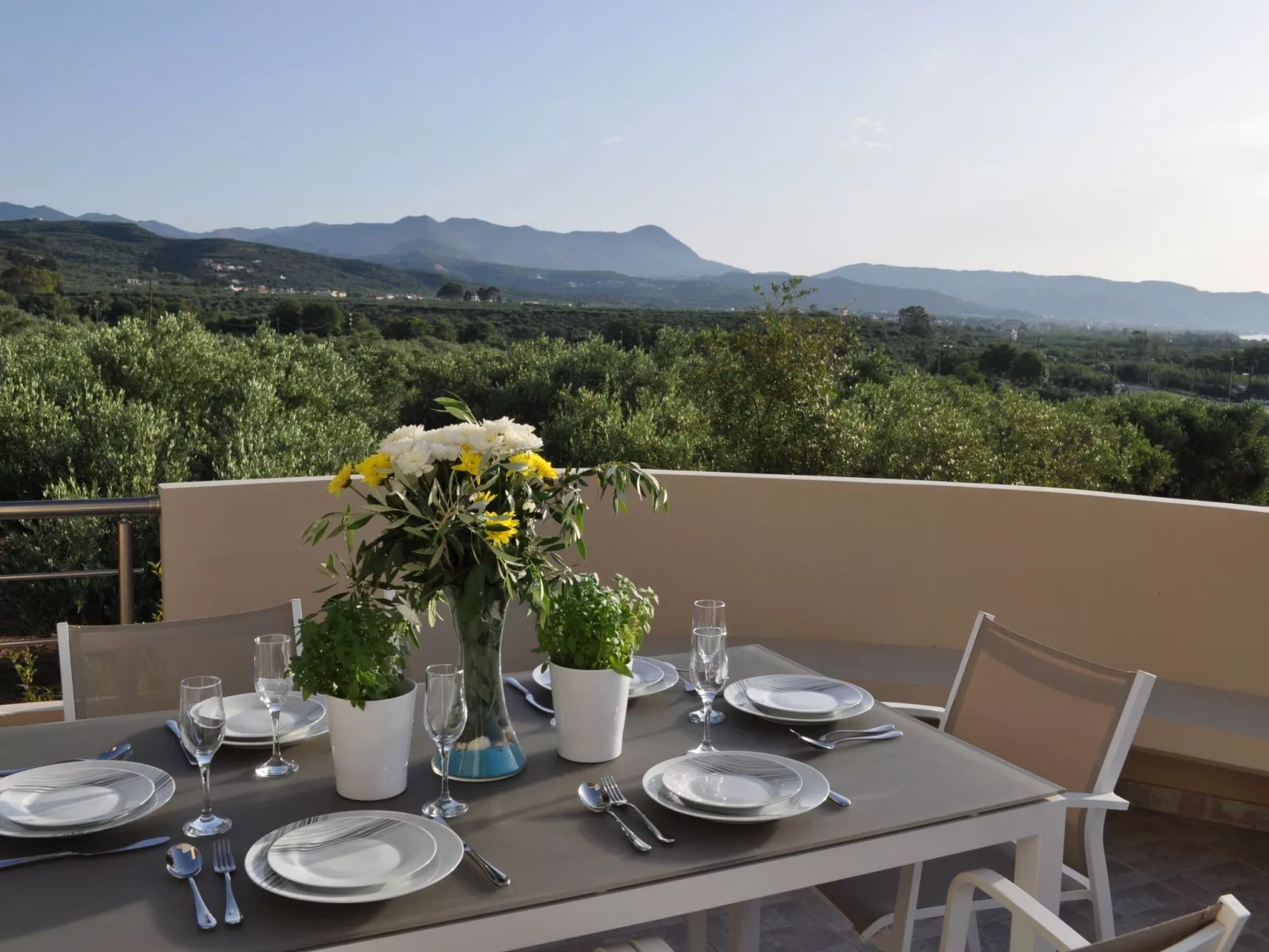 "Sirocco" mit Blick auf das Wasser-Drinnen