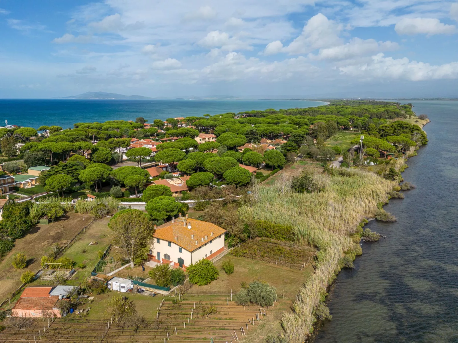 Rustikales Bauernhaus nur einen Steinwurf vom Meer entfernt-Outside