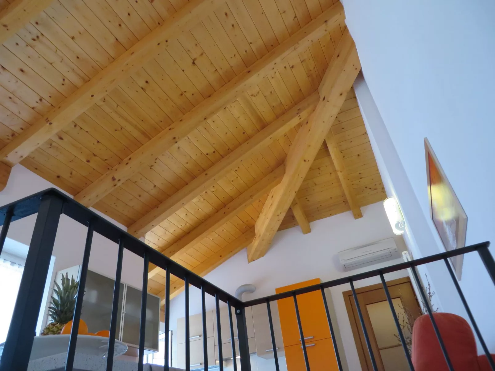 Schönes Dachgeschosszimmer mit großem Balkon BV5-Inside