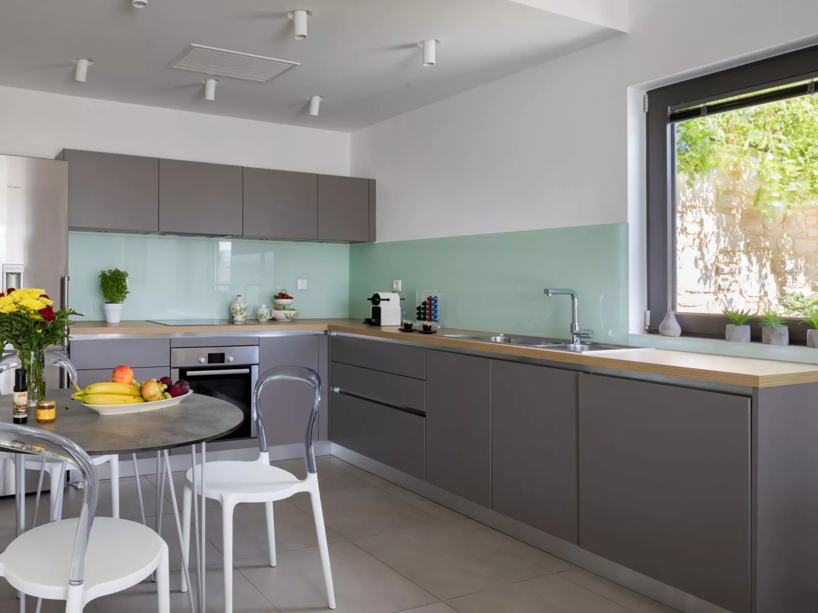 Gut ausgestattete Villa mit Pool und privatem Garten-Drinnen