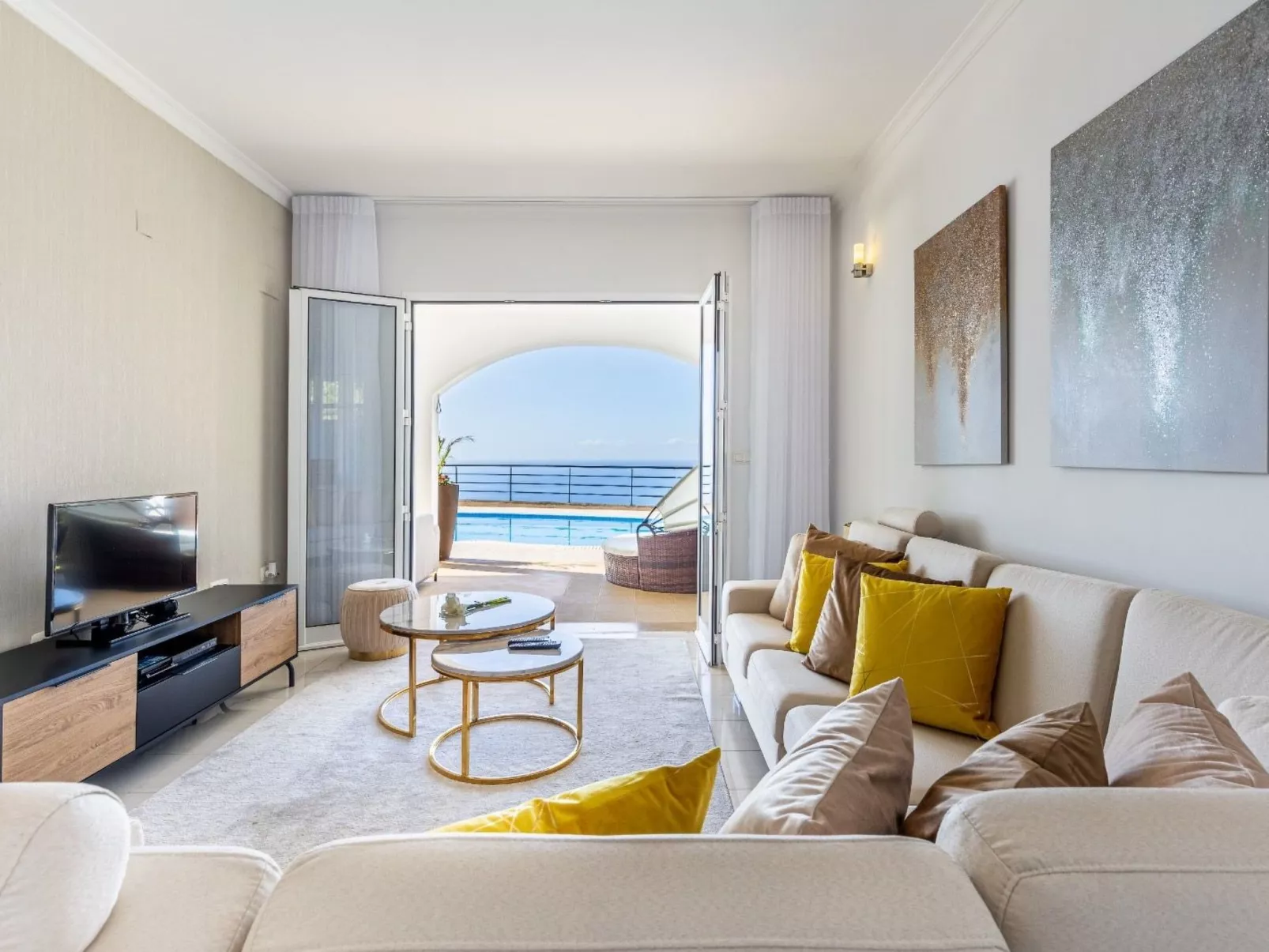 Luxuriöses Escape Village Calheta mit beheiztem Pool-Drinnen