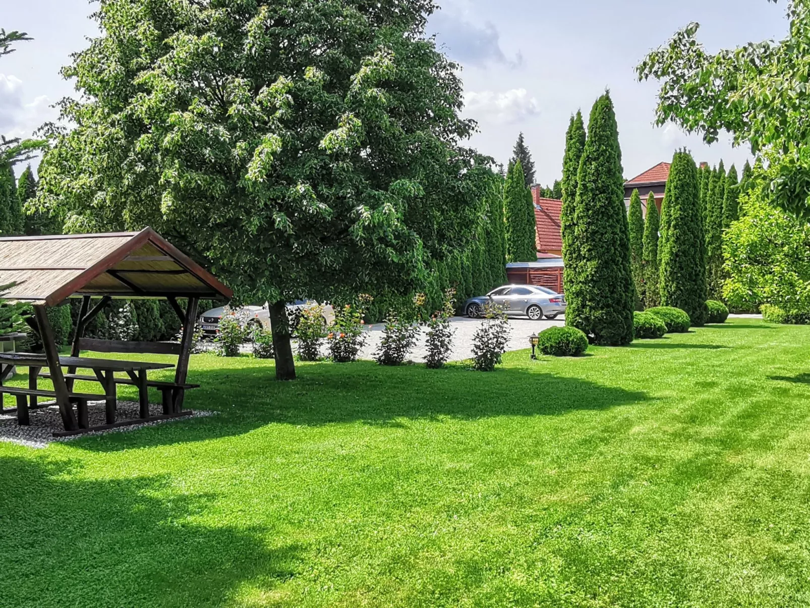 Stimmungsvolle Ferienwohnung mit großem Garten-Drinnen