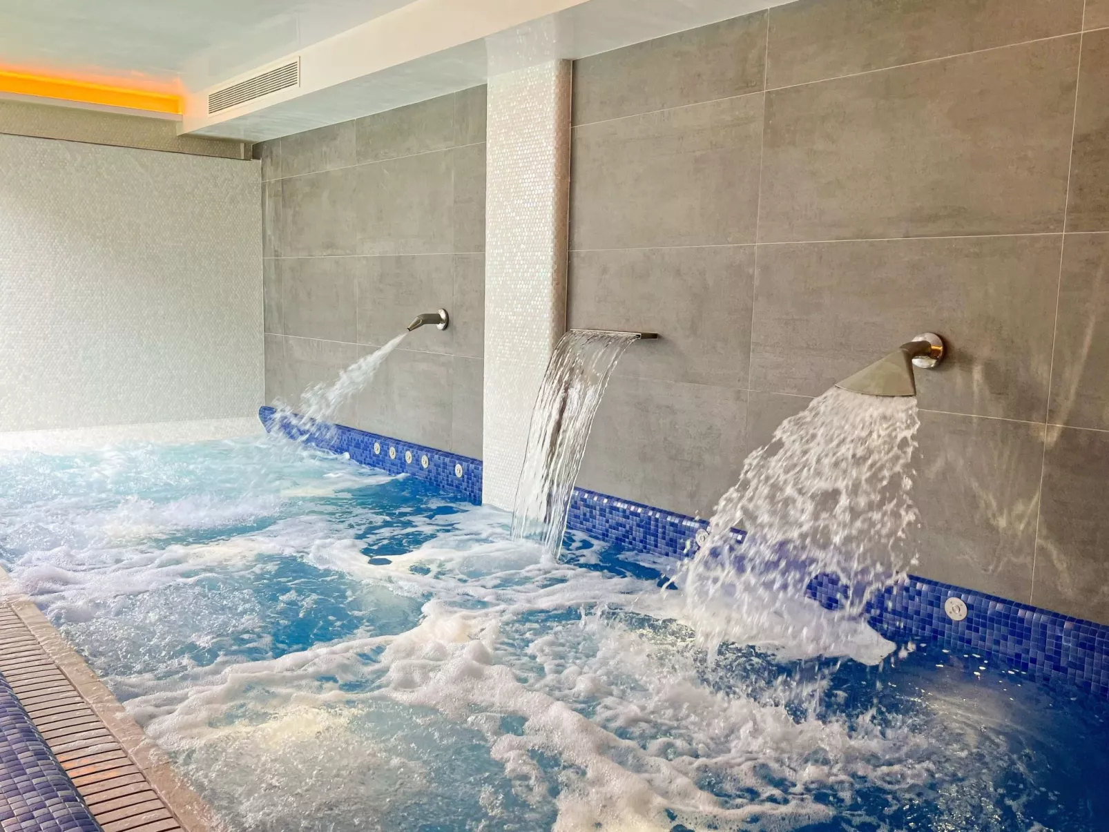 Villa mit Wasserblick-Outside