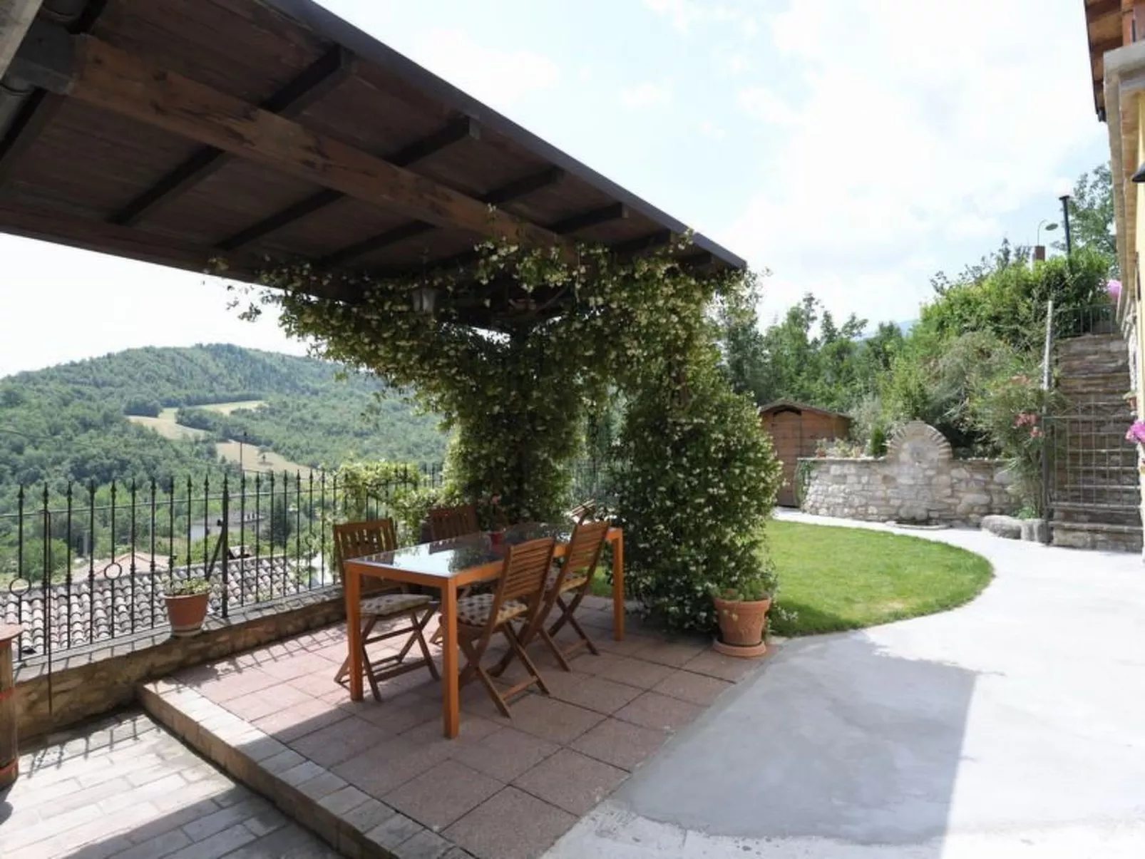 Schönes Ferienhaus in Sarnano mit privatem Pool-Outside