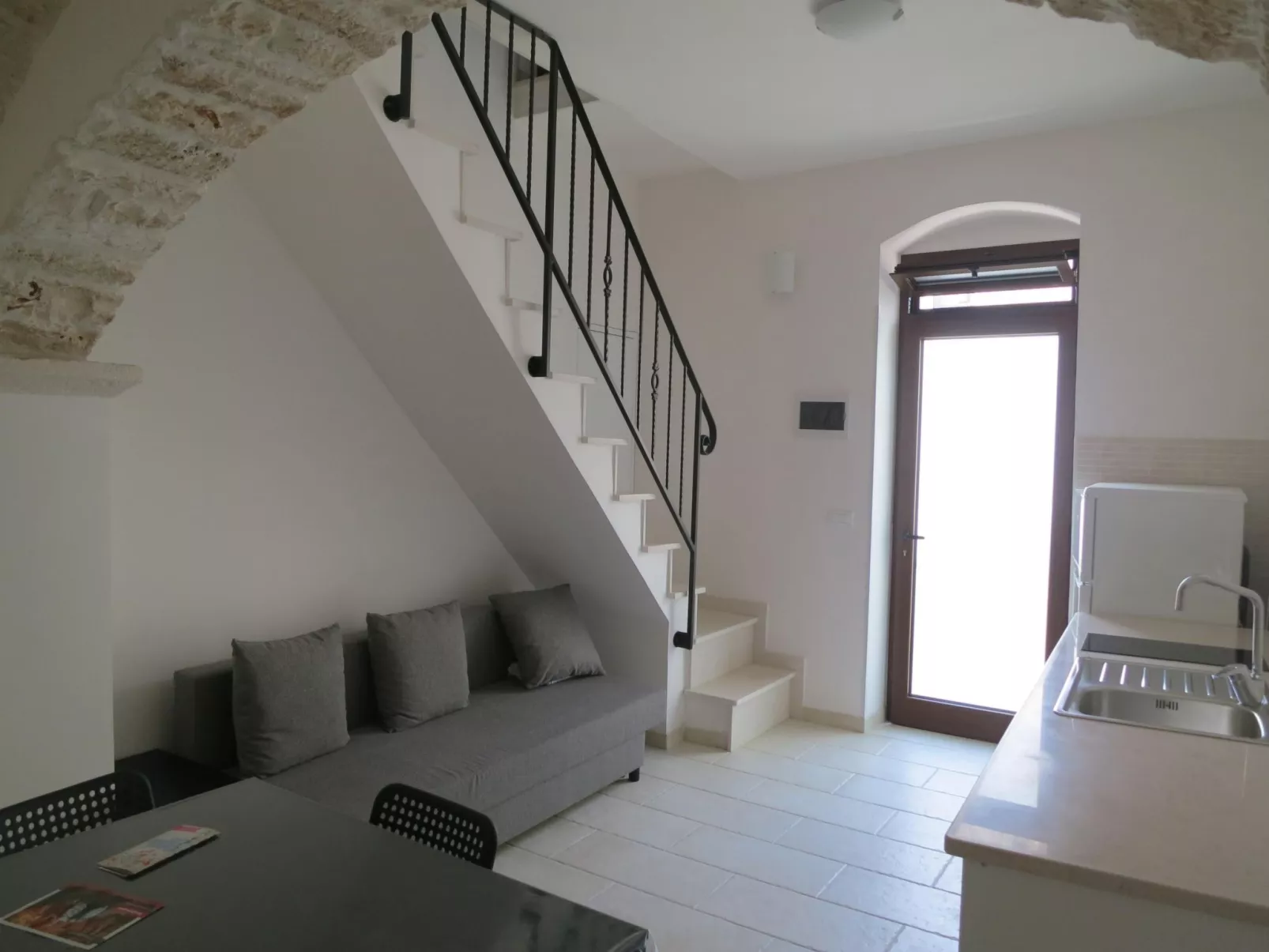 In 2015 renoviertes Ferienhaus inmitten der Altstadt mit steinernen Rundbögen-Drinnen