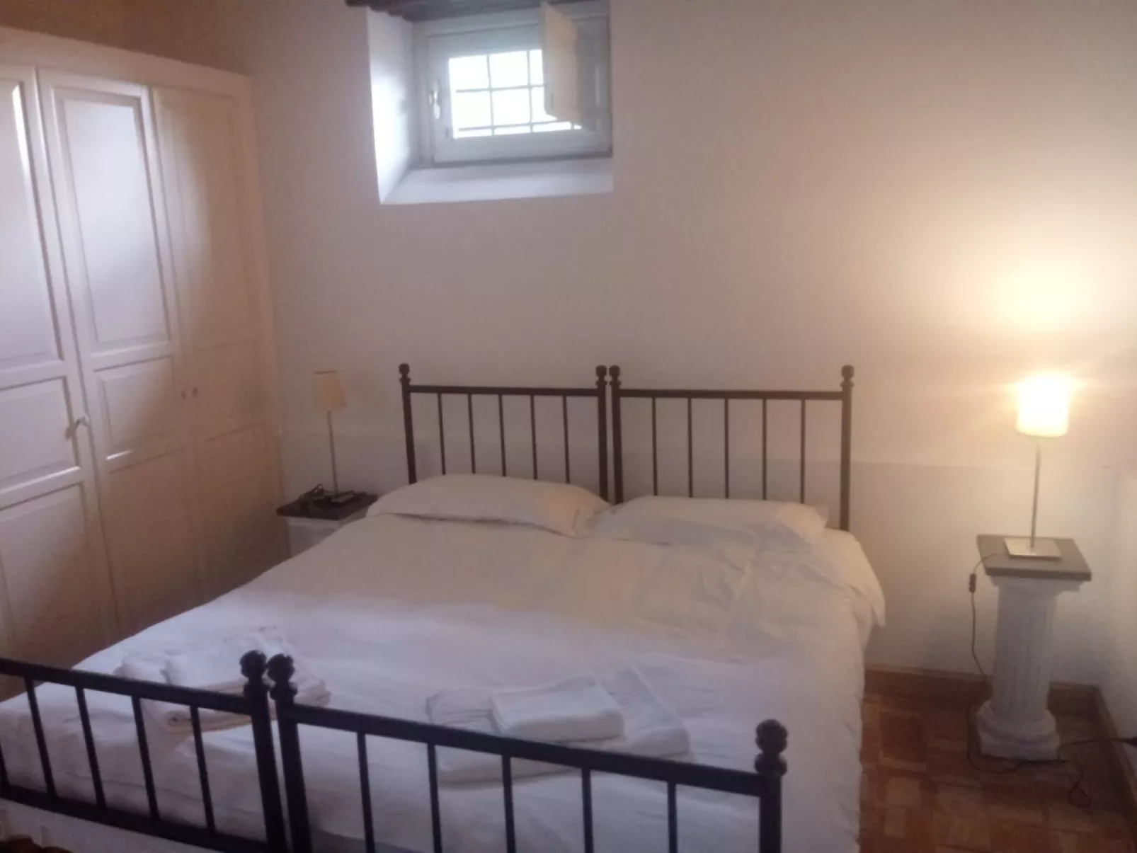 Villa Alloro" inmitten der Nerello-Mascalese-Reben-Drinnen