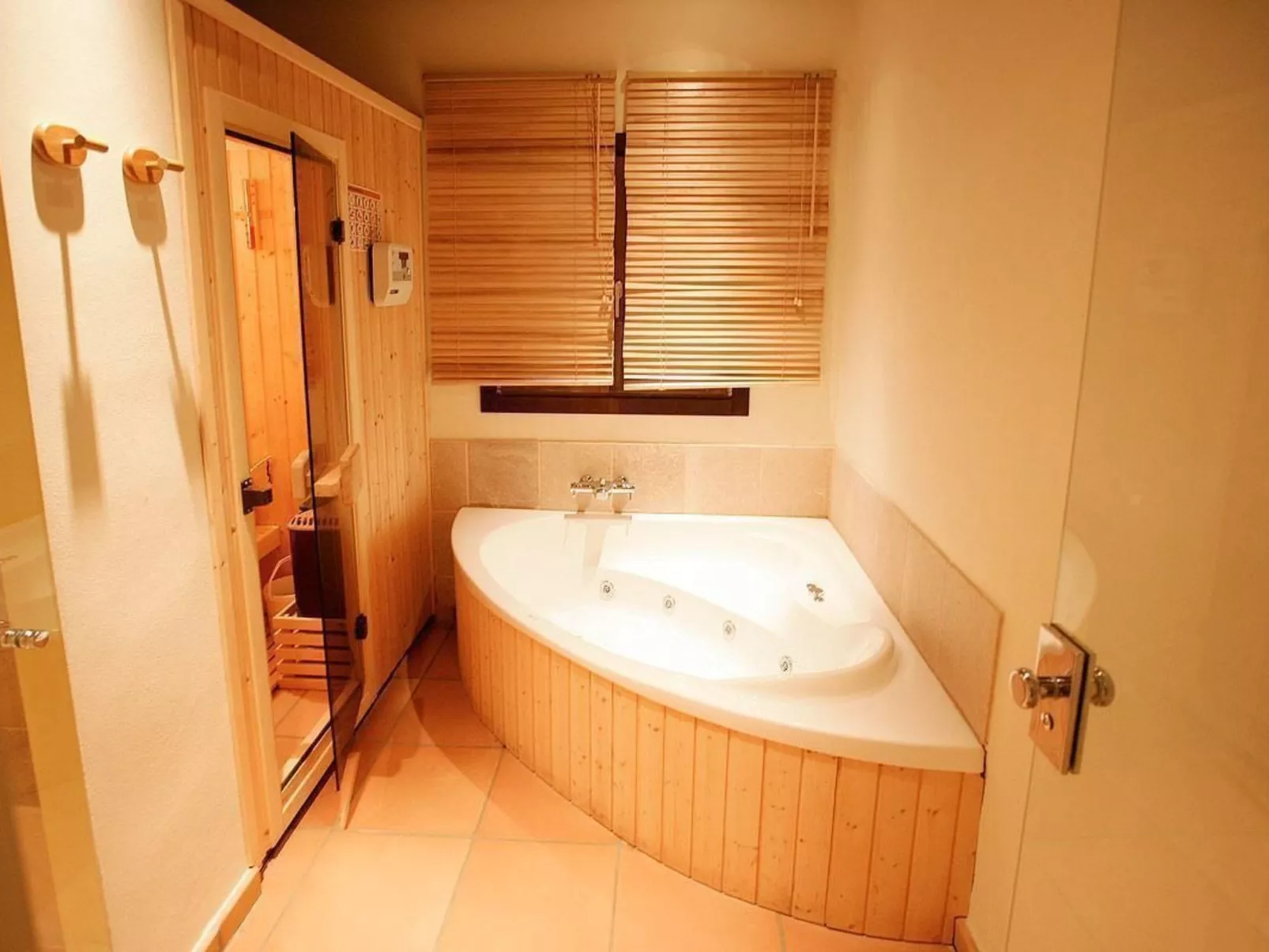 Mit großem Pool,  parkähnlichen Garten-Image-tags.info