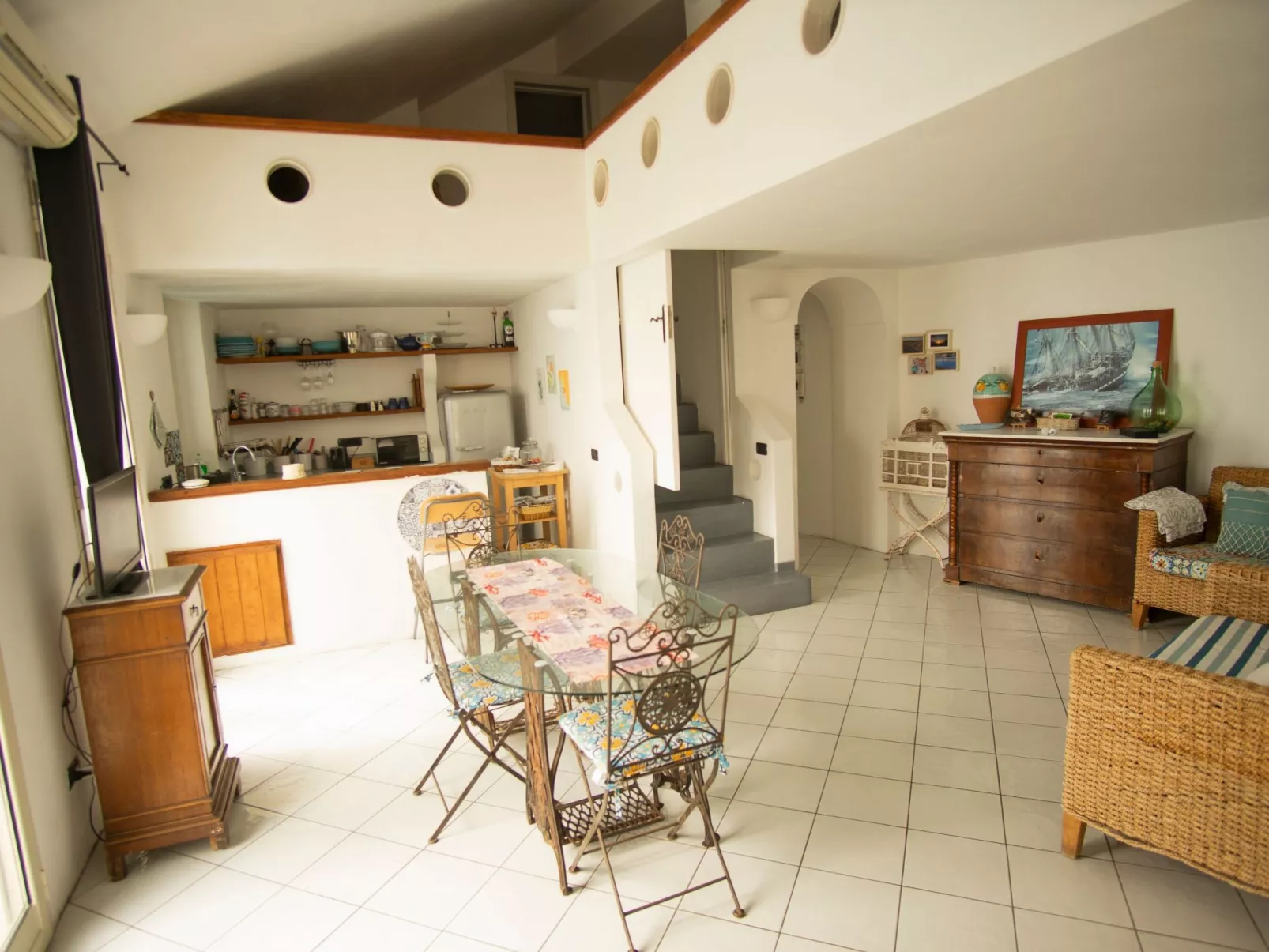 Villa auf einer natürlichen Klippe mit Blick auf das Meer, nur wenige Schritte-Drinnen