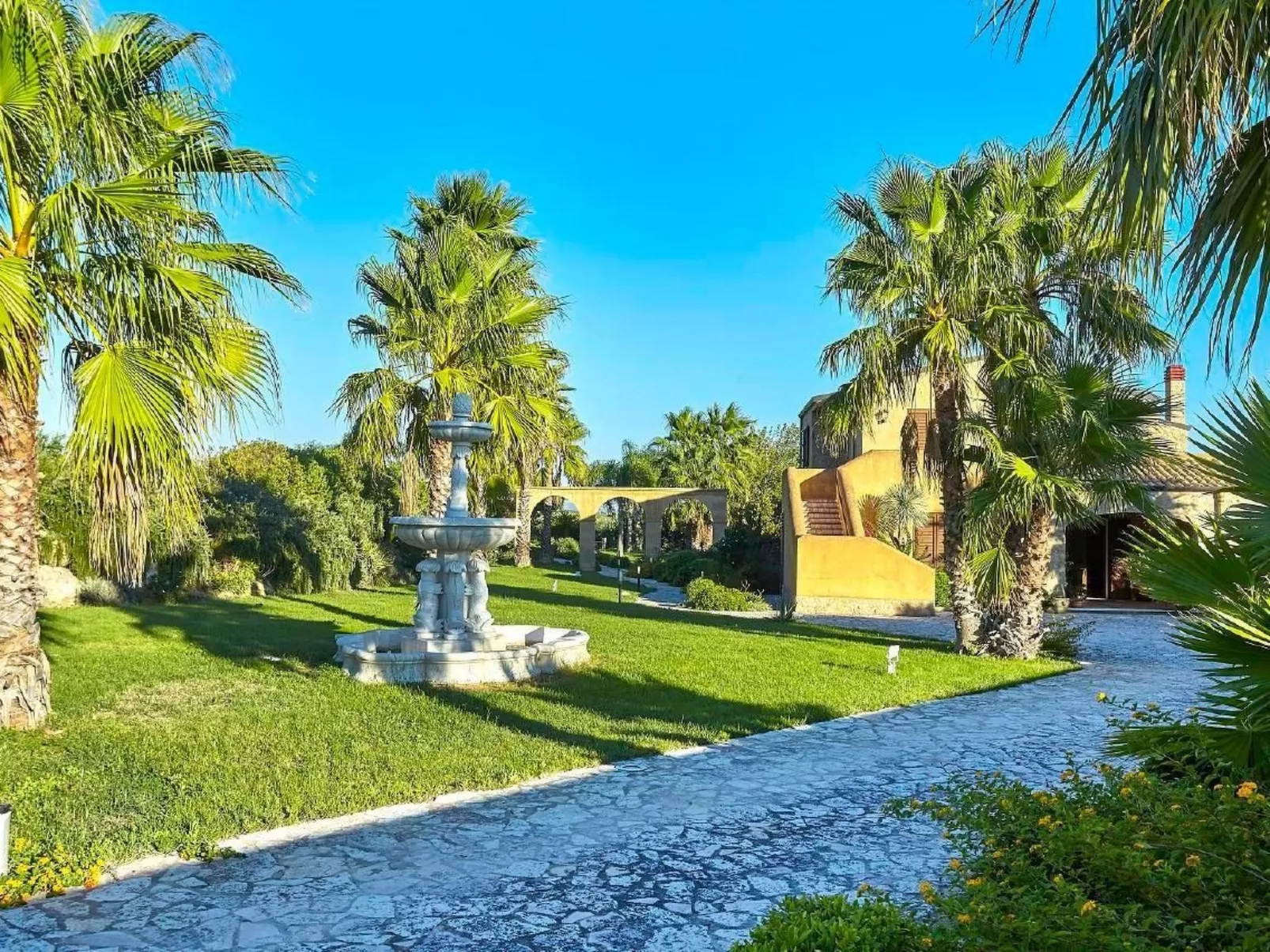 In Castelvetrano mit Gepflegtem Garten-Outside