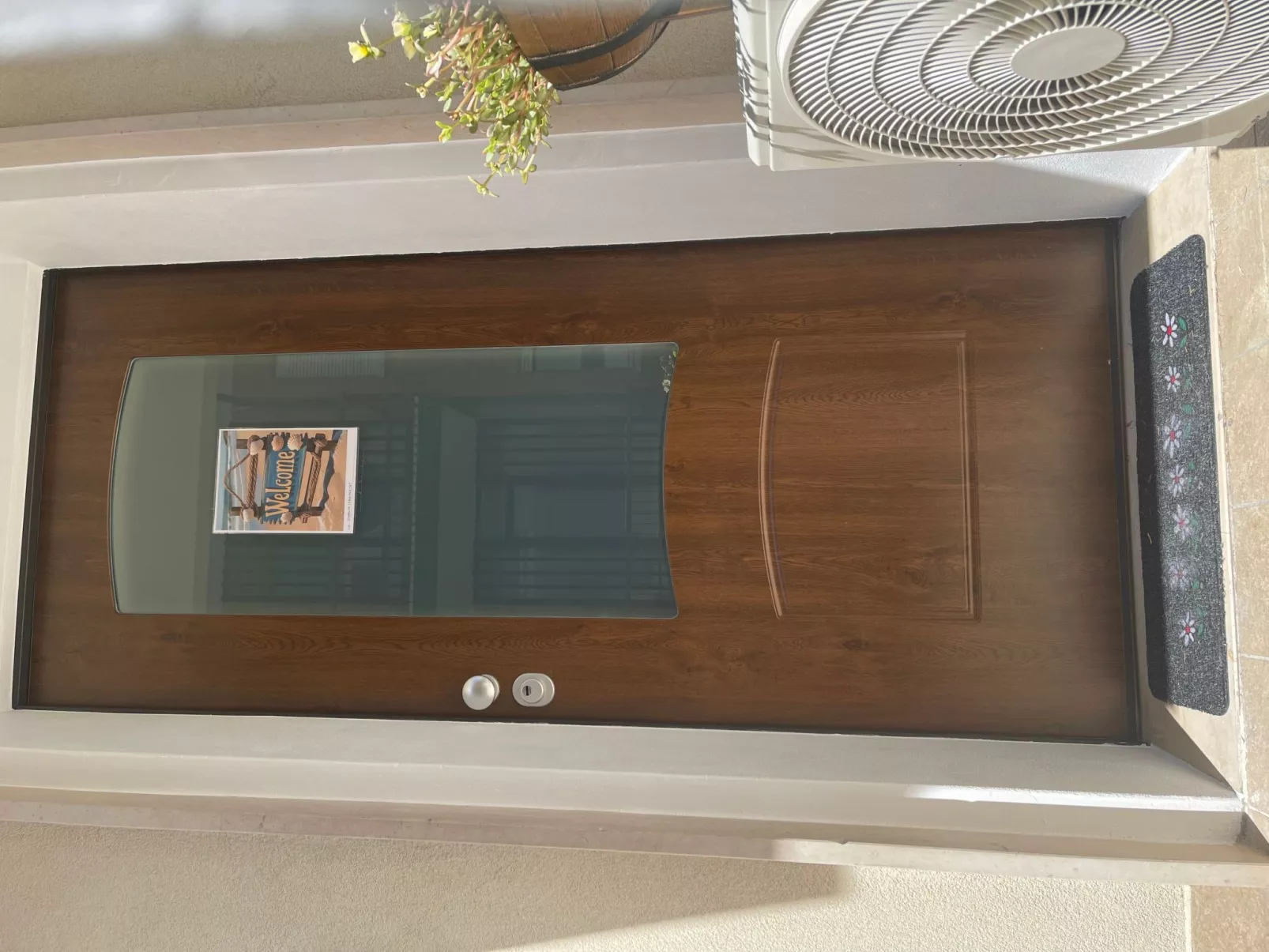 Flacher Strand und Zentrum, Privatparkplatz-Dehors