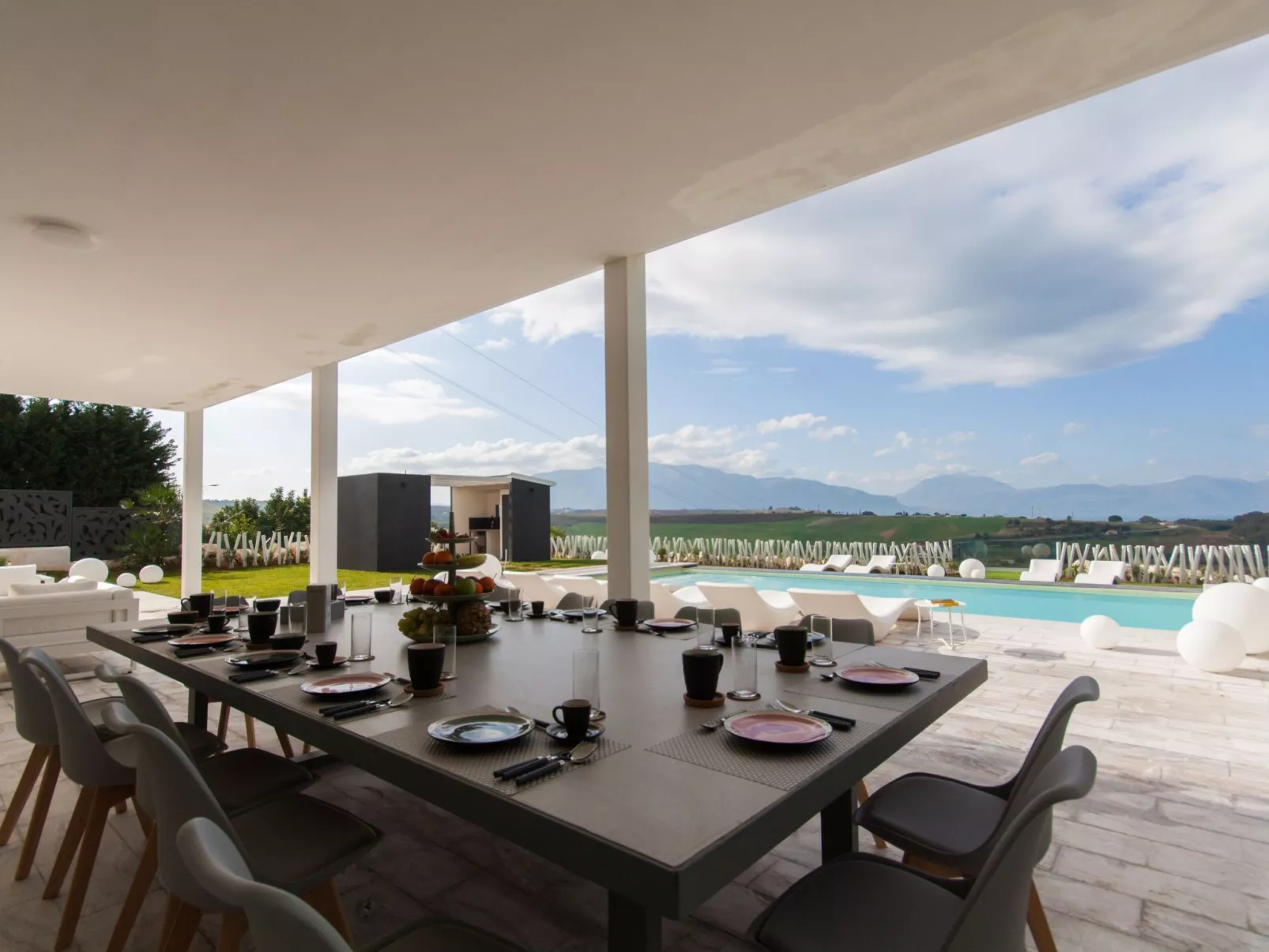 Weiße Luxusvilla-Dedans