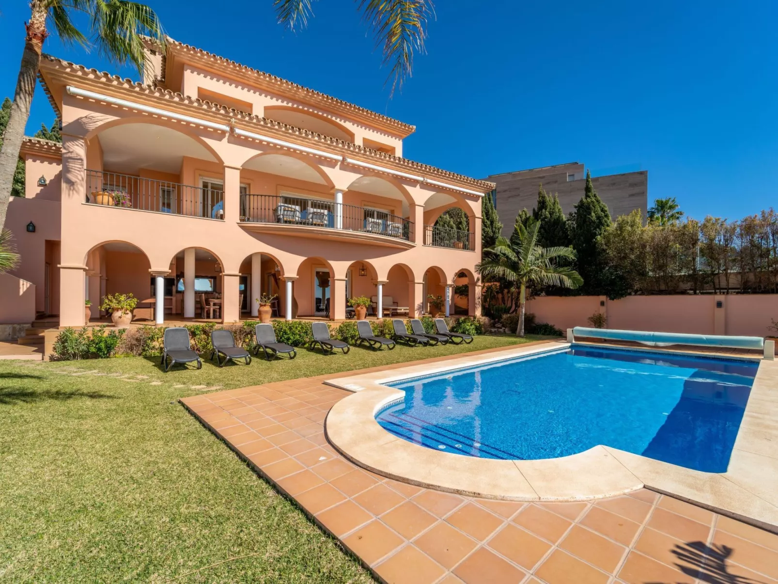Luxuriöse Villa mit beheiztem Pool und Whirlpool-Inside