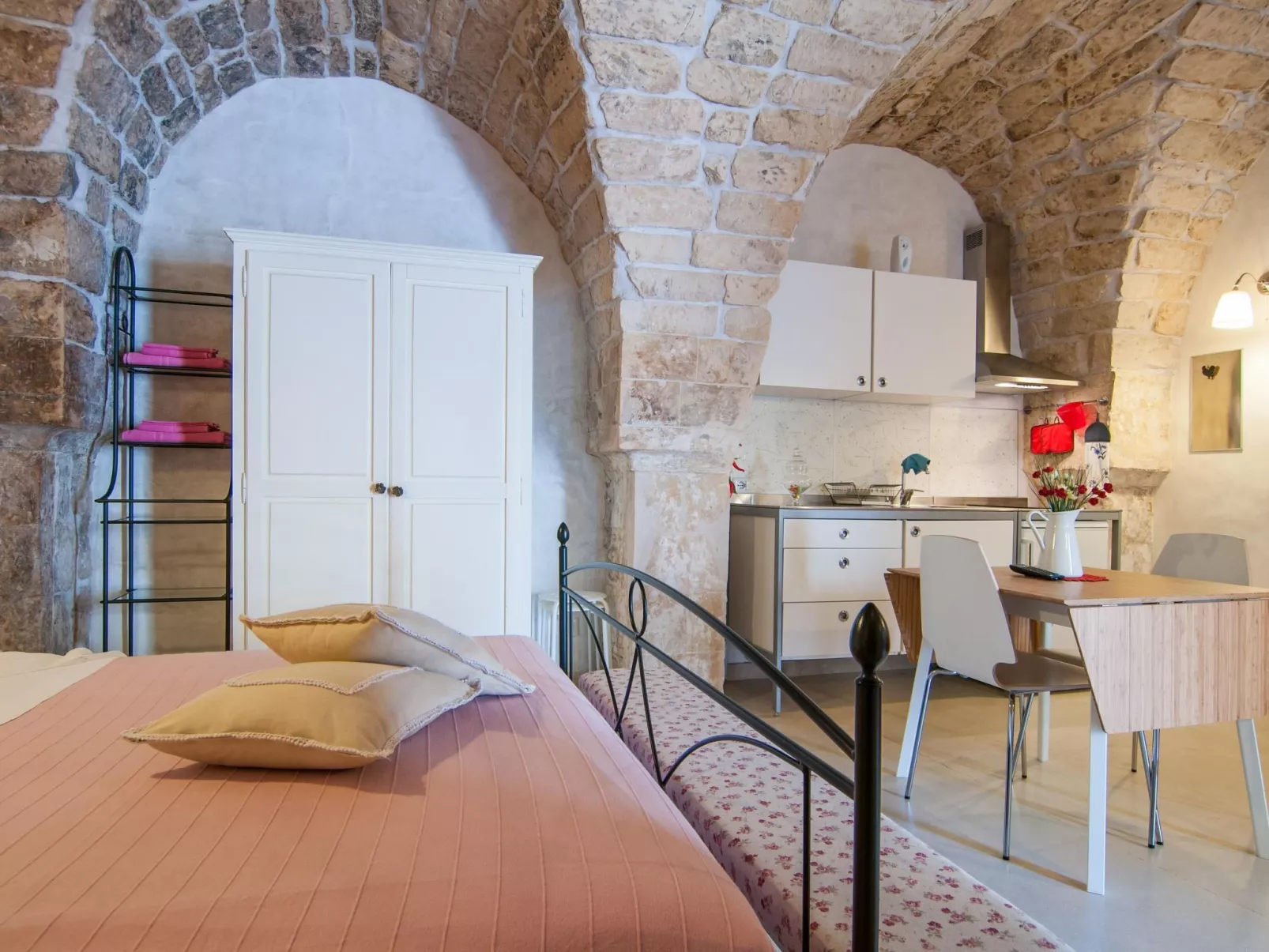 Romantischer Dammuso-Drinnen