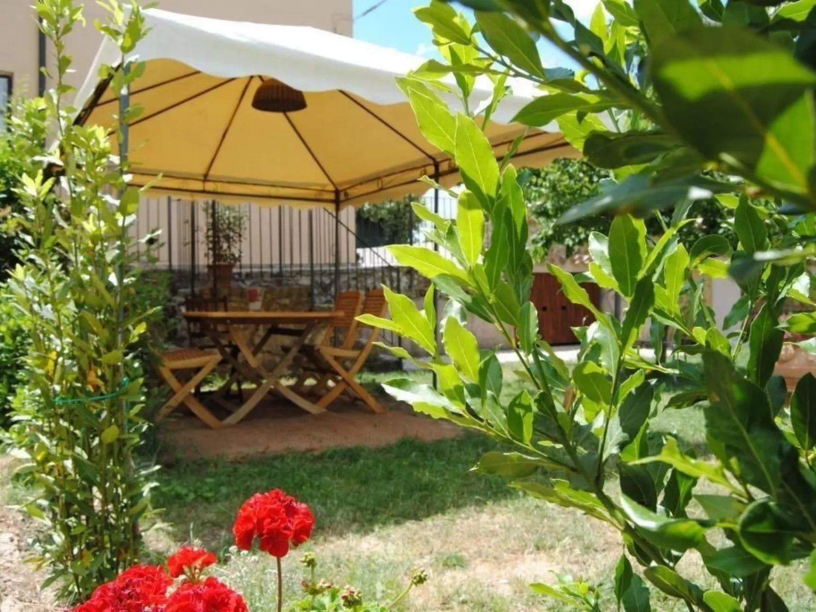 Altes Landhaus mit Schwimmbad und viel Grün-Image-tags.info