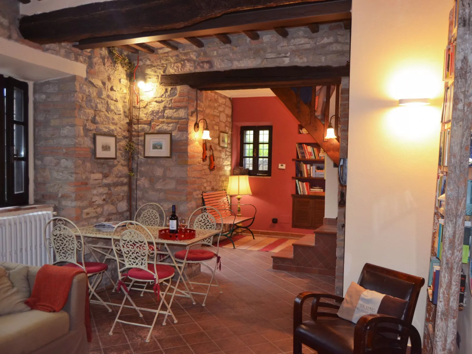 Altes Steinhaus mit Garten-Drinnen