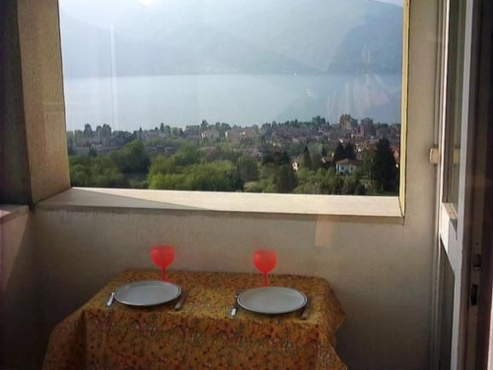 Mit Blick auf den Lago Maggiore-Drinnen