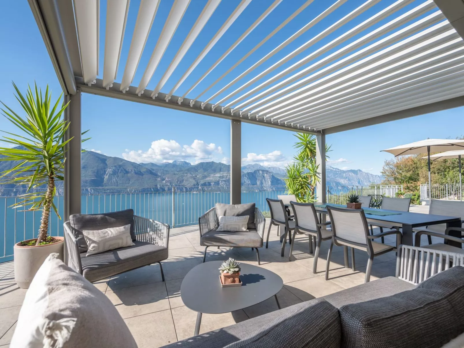 Alleinstehende Villa mit Pool und Traumaussicht-Inside